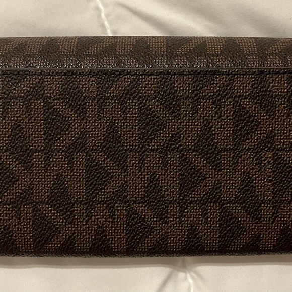 *SOLD* Michael Kors Wallet - Picture 2 of 5